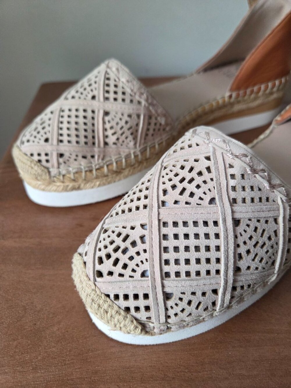 NEVER WORN VINCE CAMUTO BRAFINA GENUINE LEATHER UPPER ESPADRILLE SANDALS SZ 9M - Picture 5 of 14